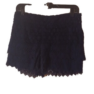 𝅺Ann Taylor Loft The Riviera short. Size 6. Crochet look layers, dark blue.